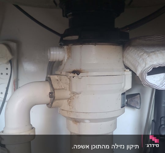 צנרת מתחת לכיור עם חיבורים וצינורות